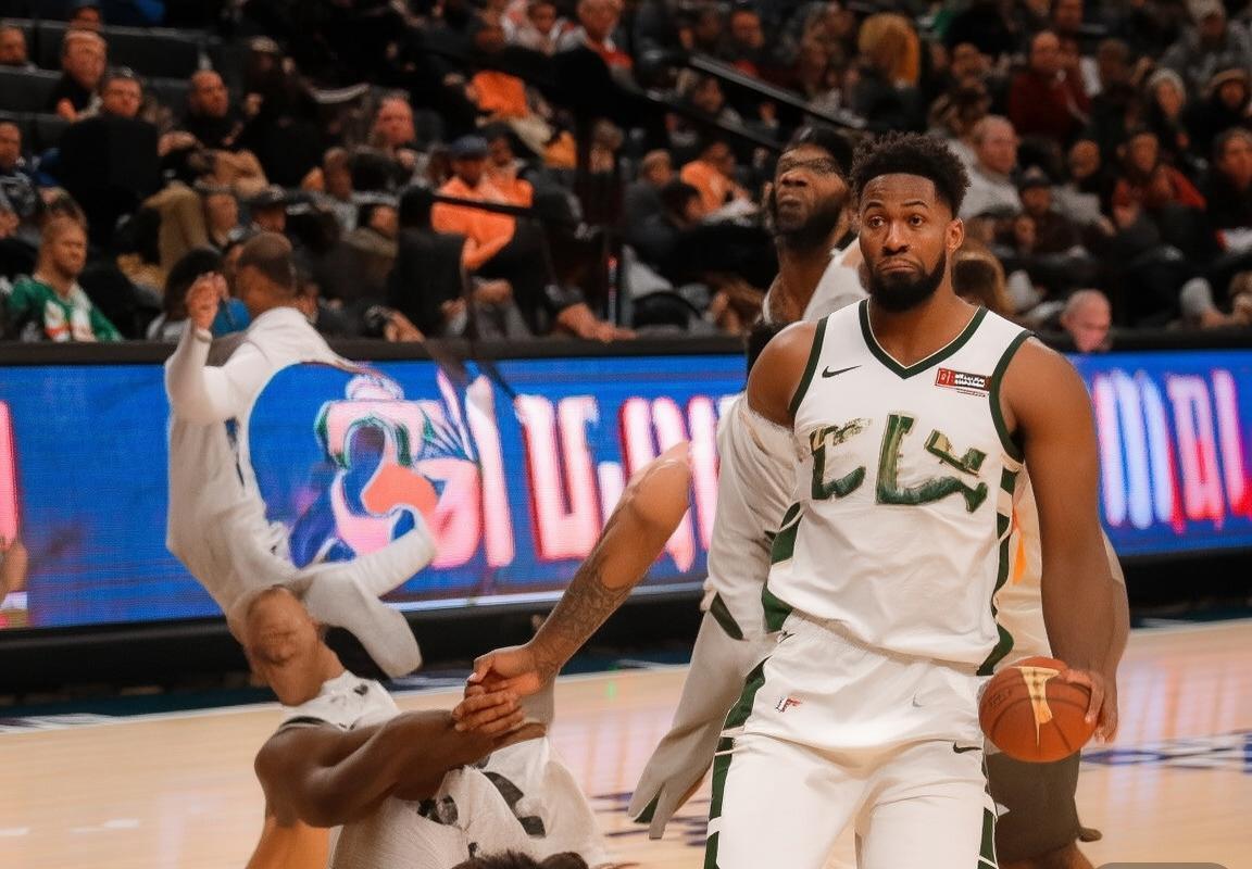 森林狼逆转雄鹿：爱德华兹32分全场最高+关键三分，字母哥奋力反扑难敌团队防守